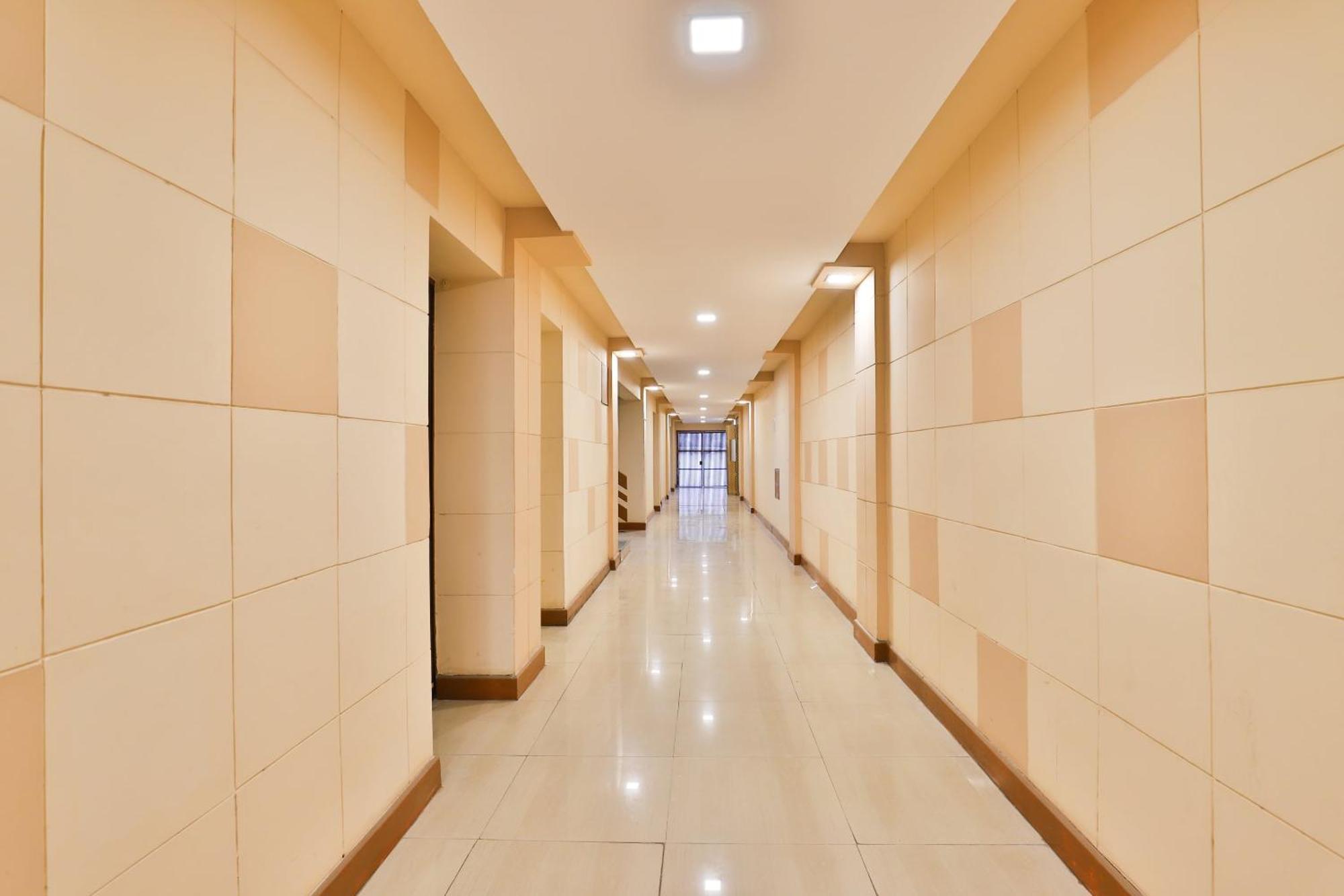 Hotel O Utsav Vadodara Bagian luar foto