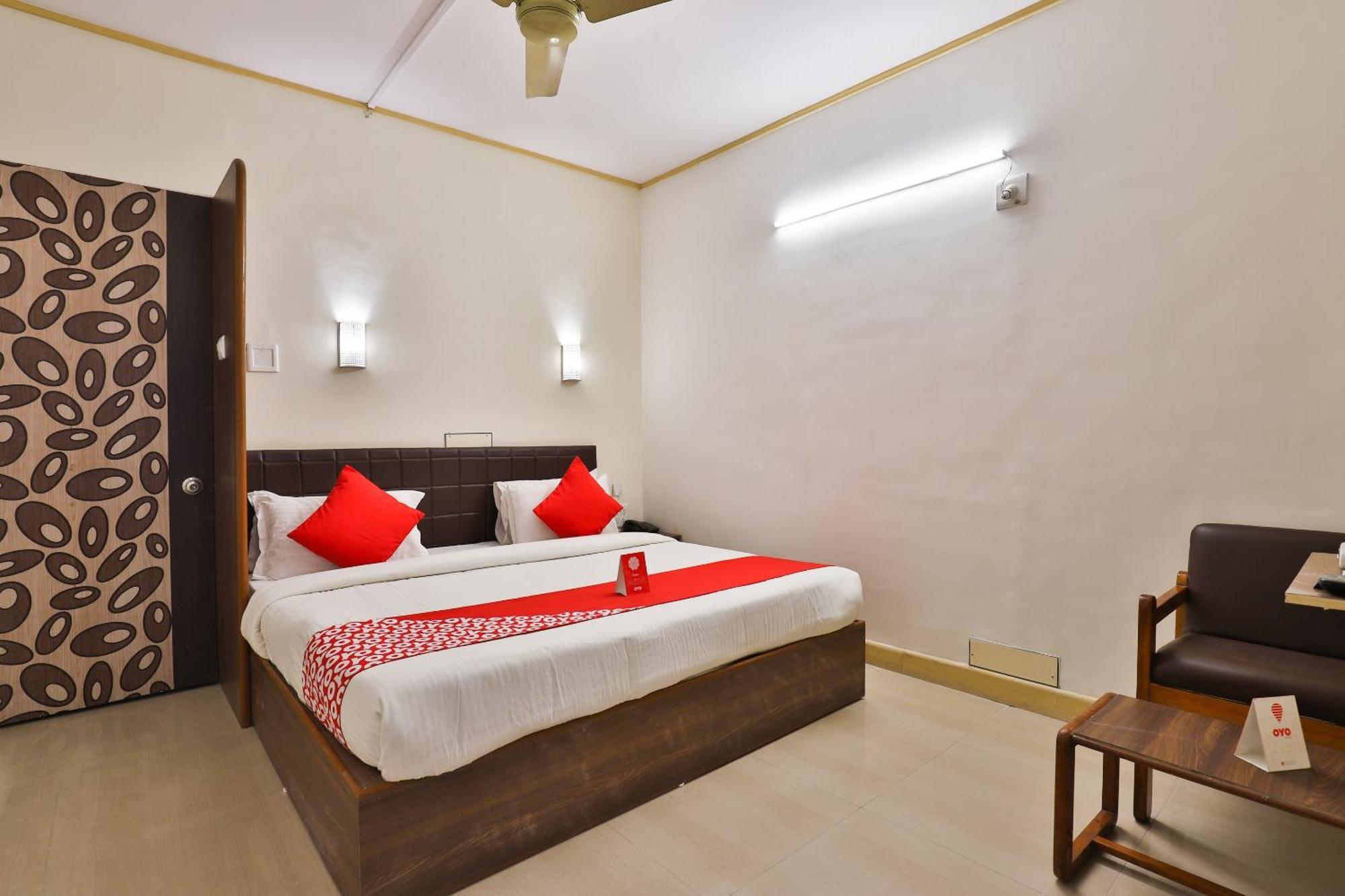 Hotel O Utsav Vadodara Bagian luar foto
