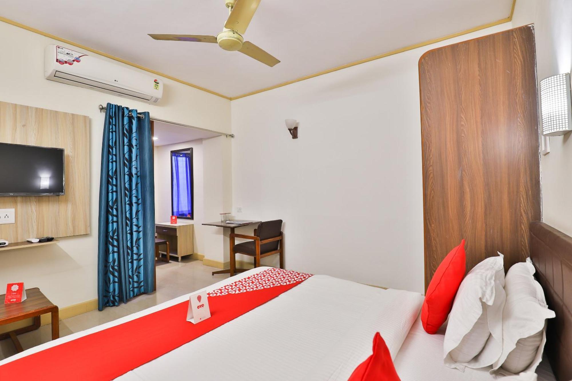 Hotel O Utsav Vadodara Bagian luar foto