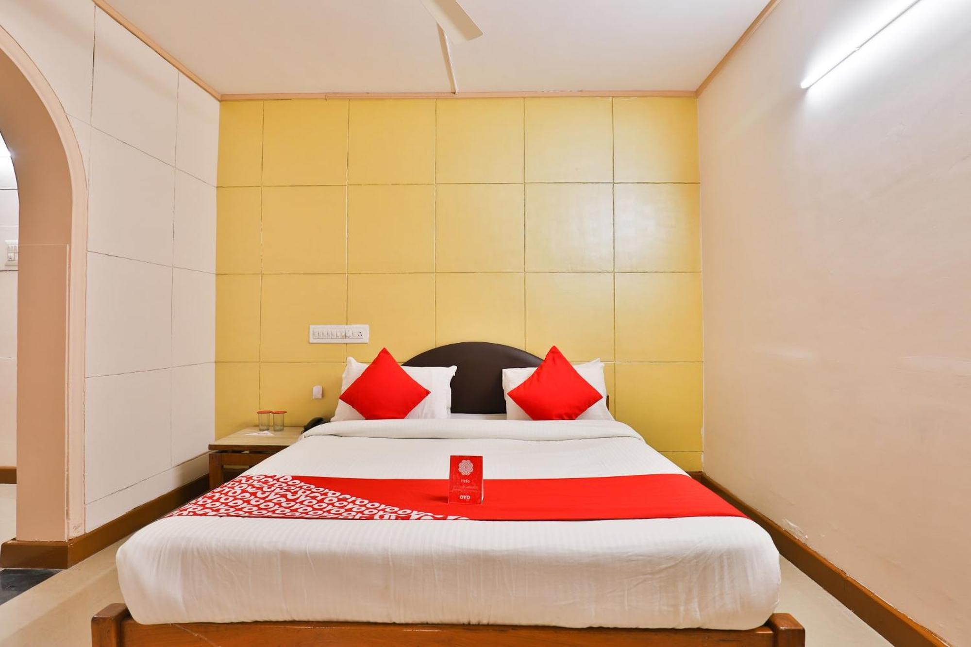 Hotel O Utsav Vadodara Bagian luar foto
