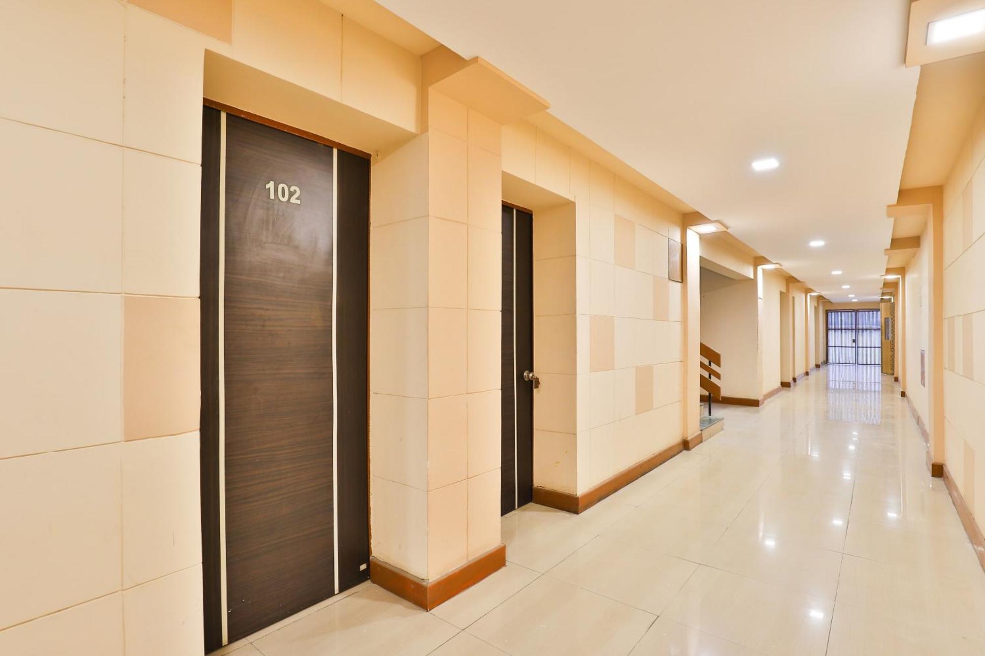 Hotel O Utsav Vadodara Bagian luar foto